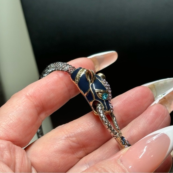 BETSEY JOHNSON SILVER CRYSTALS
FILLED MESH TEAL PANTHER HEAD
CHOKER NECKLACE 16" - Picture 8 of 10